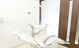 個室完備、他の診療室も半個室でプライバシーに配慮