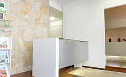 院内バリアフリー設計で車いすやベビーカーでも安心